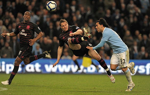 助多名年輕 助多名年輕